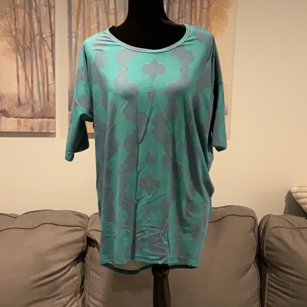 LuLaRoe medium Irma shirt, legging material so soft!
